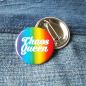 Preview: Ansteckbutton Chaos Queen auf Jeans mit Rückseite